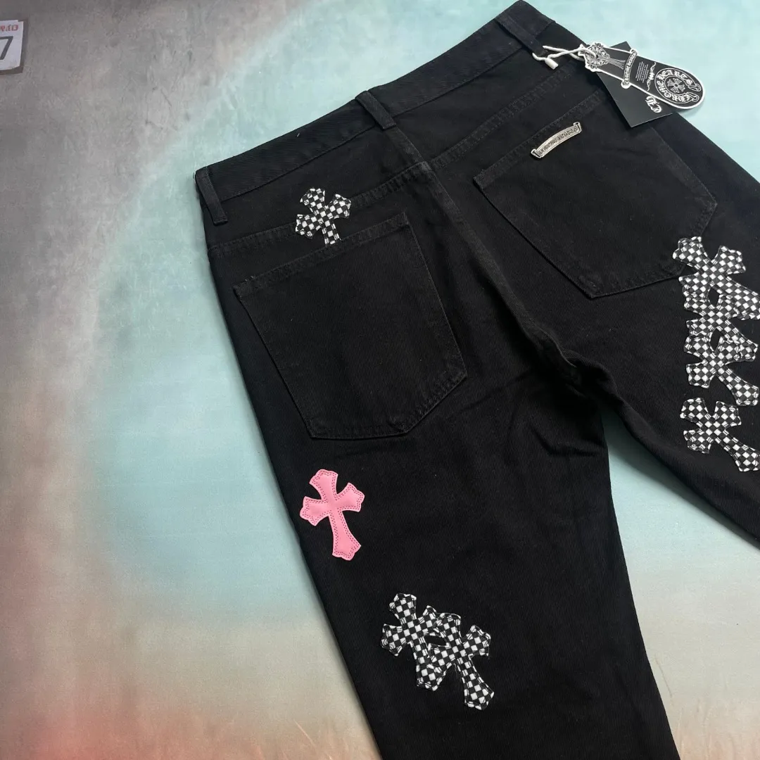 🅿️290 🔘Model No.-KL118 🔘Cro Xin𝐂𝐡𝐫𝐨𝐦𝐞 𝐇𝐞𝐚𝐫𝐭 CH Limited Flame Pink Cross Patchwork Straight Leather Jeans* In Cro Xin’s fashion map, these shorts are one of a kind. It is made of beaded canvas fabric and has been washed with heavy industry. The upper body is full of texture and the trousers are crisp and neat. The overall design adopts three-dimensional cutting technology and is extremely exquisite. Its hardware is customized according to ZP genuine products, with a customized small leather label, and the design is unique. The beaded canvas fabric is thick, not only soft after washing, but also very breathable. The details of the shorts are extremely well handled, simple and elegant, and the workmanship is exquisite. Every trace is neat and detailed, demonstrating excellent quality. The style of these shorts is super cool and breaks gender barriers. It can be easily worn by both men and women. It perfectly interprets the genderless fashion trend and easily enhances the wearer's fashion aura.  Size: S M L XL XXL (28.30.32.34.36) Color: Black